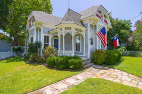 Granbury Home with Fire Pit, Walk to The Square!